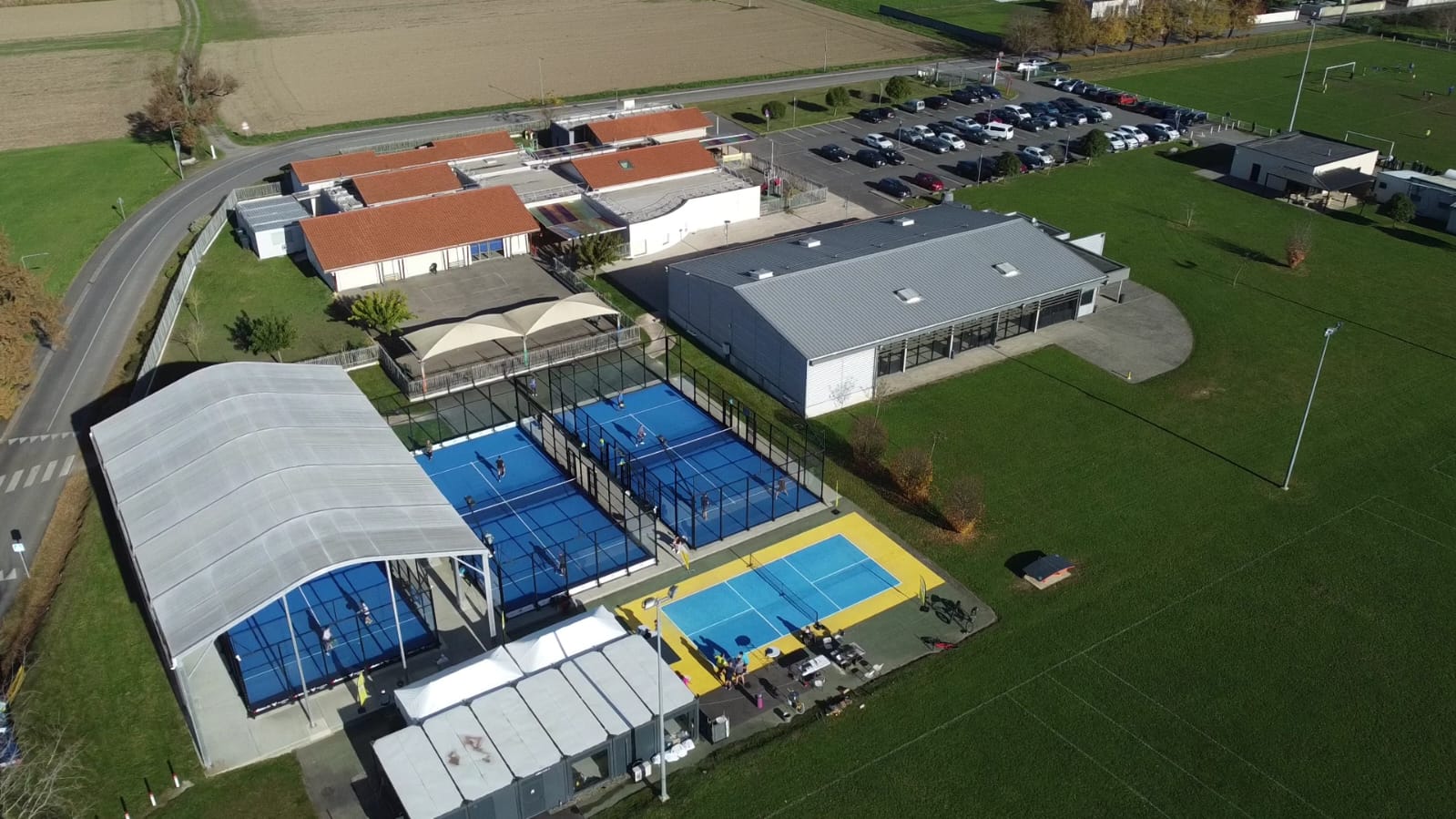 Un complexe complet — club de padel Horgues Pyrénées Padel, près de Tarbes (Hautes-Pyrénées, 65)